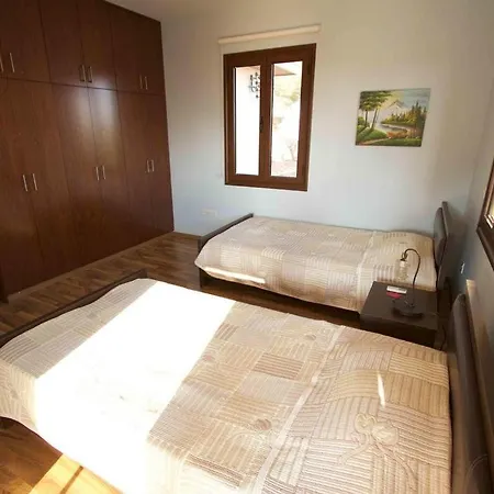 Villa Kinousa 1 *