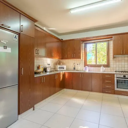 Villa Kinousa 1 *